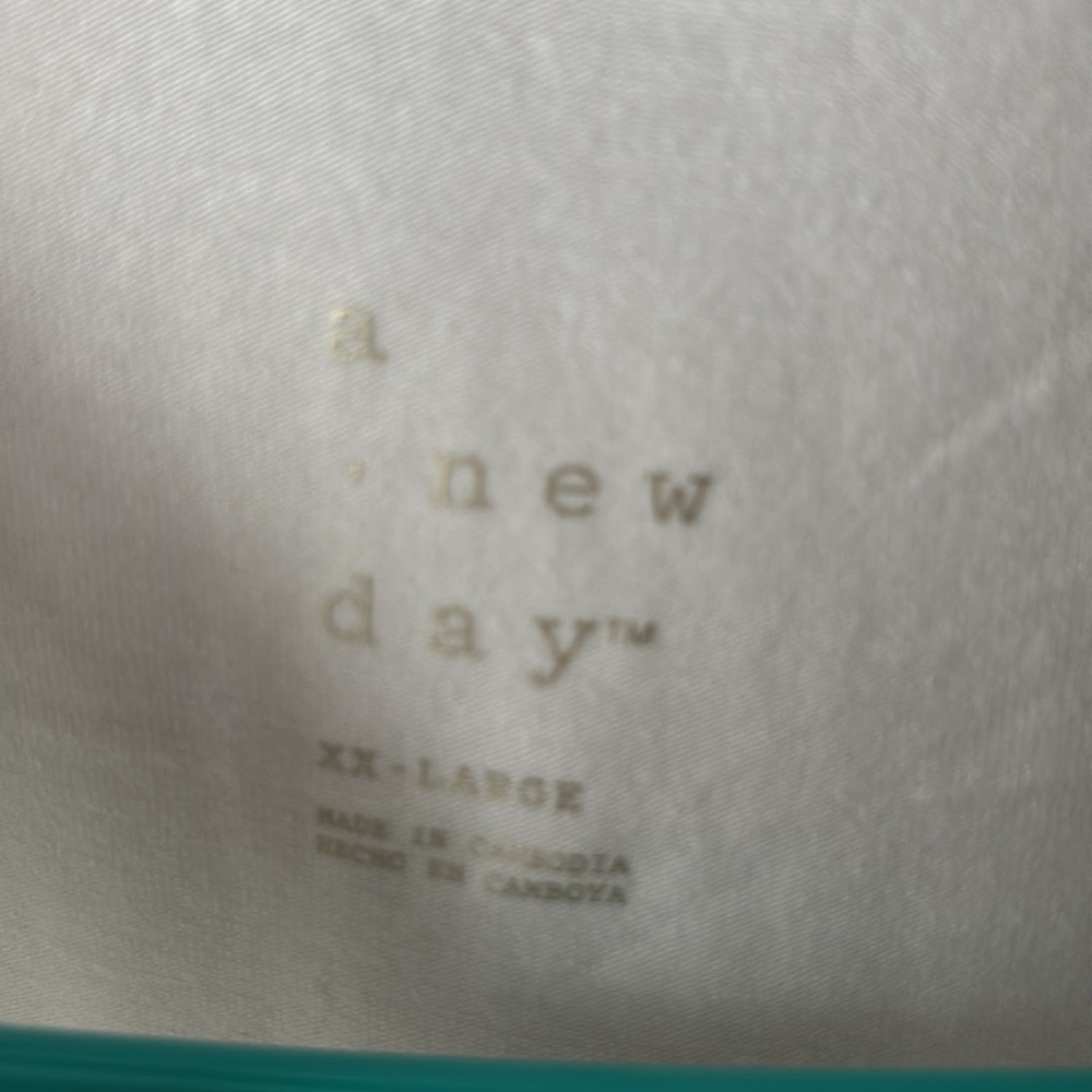 Beautiful white t-shirt with bell eyelet sleeves. XXL - Picture 5 of 6